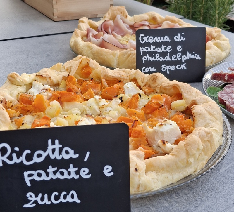 Torte salate di sfoglia con lavagnette «Ricotta, patate e zucca» e «Crema di patate e philadelphia con speck